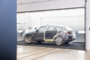 Wagen in herstelling, klaar voor het spuiten van de achterdeur.