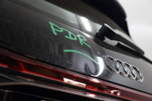 PDR, Paintless Dent Repair, een innovatieve techniek die goedkoper is wordt gebruikt op een kleine deuk op een audi.