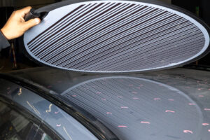 Controle op kleine deuken die gemaakt kunnen worden met PDR, Paintless Dent Repair, een innovatieve techniek.