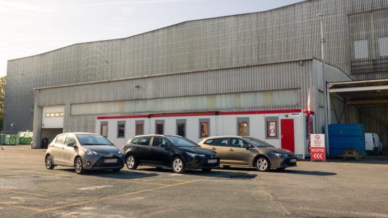 Vervangwagens Caribel Carrosserie Vilvoorde voor het gebouw.
